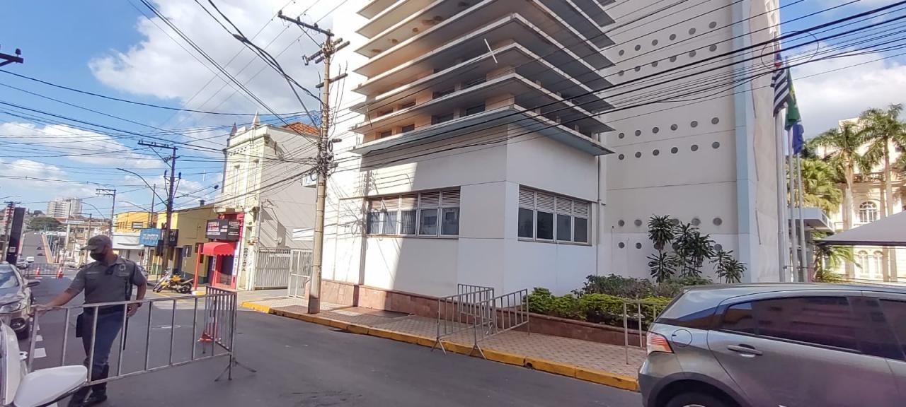 Foto 10 de 16 — Com protesto marcado, rua no entorno da prefeitura é fechada em Araraquara